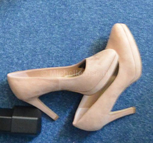 Gedragen pumps in huidkleur