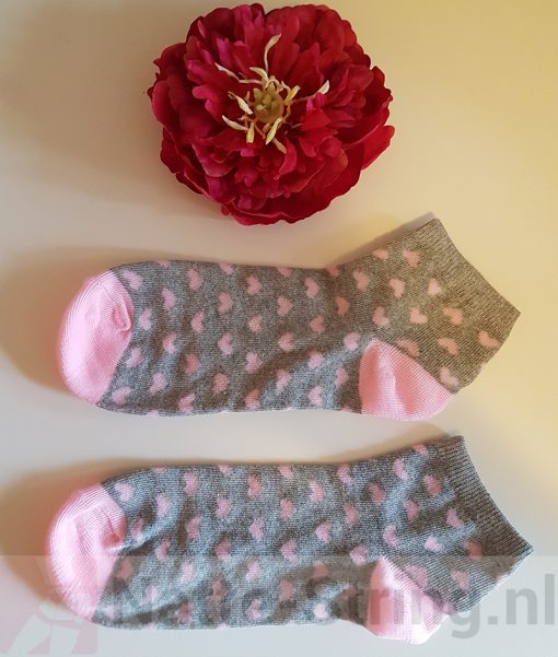 Grijze sokjes met roze hartjes