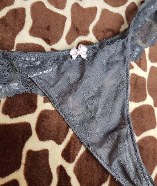 Heerlijk in klaargekomen grijze string van kant - Afbeelding 2