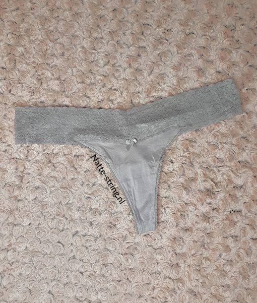 Grijze gedragen katoenen string met kanten bovenkant