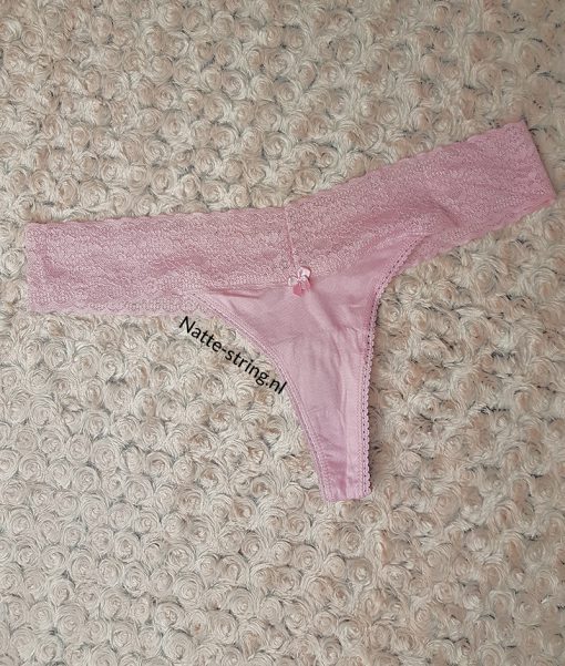 Roze gedragen katoenen string met kanten bovenkant