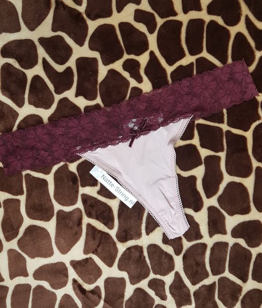 Roze zacht gedragen stringetje met paarse kanten rand