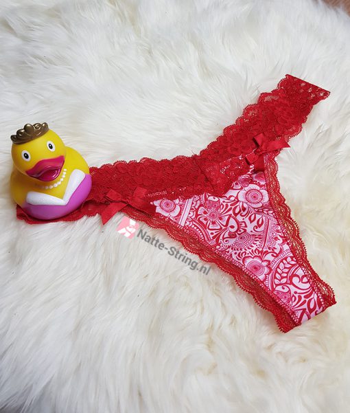 Rood met wit stringetje en kanten bovenkant