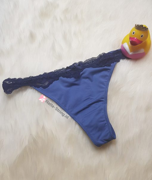 Lekker gedragen blauw stringetje