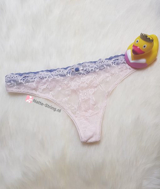 Lekker kanten gedragen stringetje met blauw randje