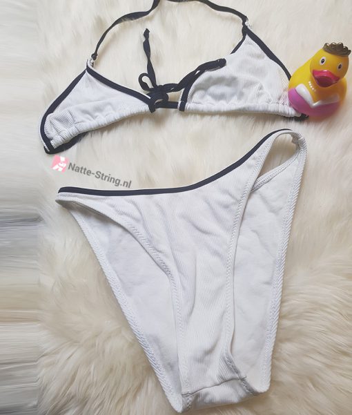 Veel gedragen witte bikini