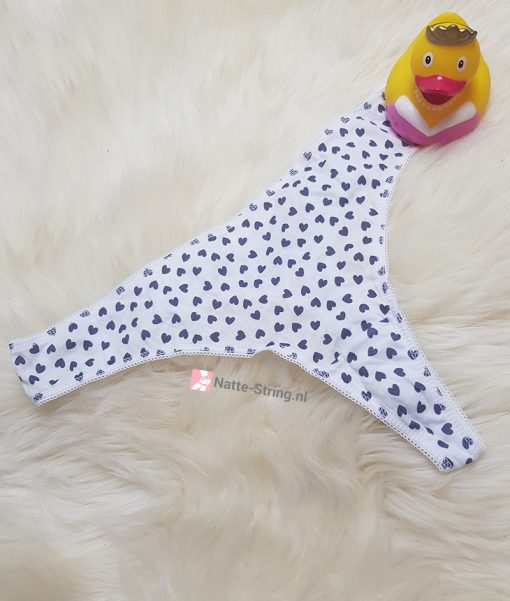 Gedragen string in wit met leuke zwarte hartjes