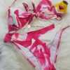 Veel gedragen bikinisetje met een te kleine top