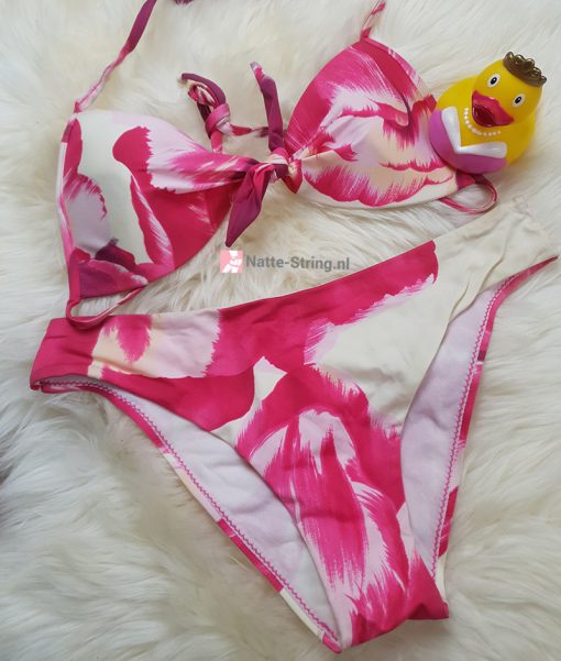 Veel gedragen bikinisetje met een te kleine top