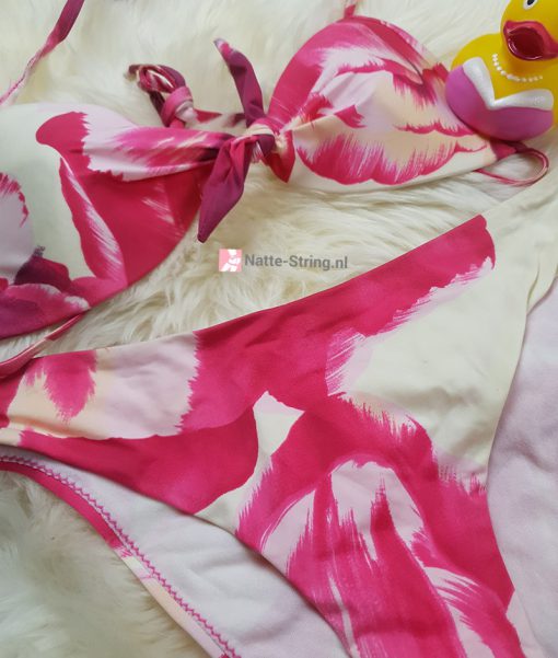 Veel gedragen bikinisetje met een te kleine top - Afbeelding 2