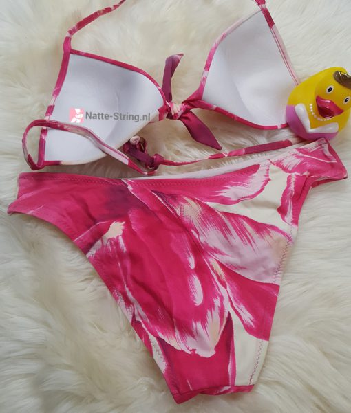 Veel gedragen bikinisetje met een te kleine top - Afbeelding 3