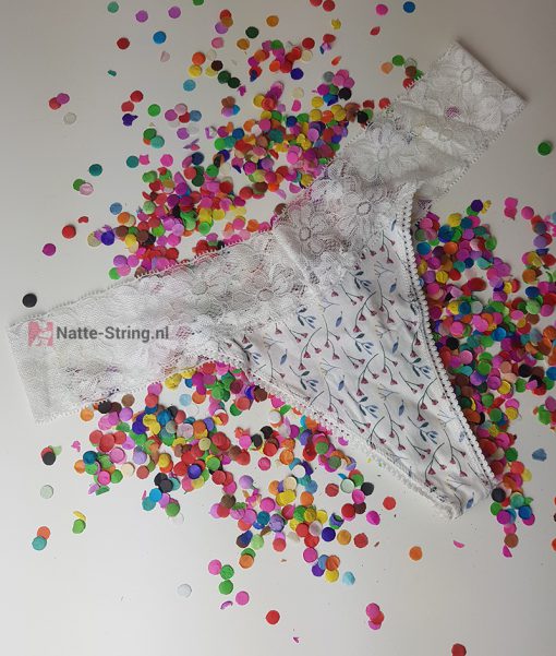 Witte fijne gedragen string met hoge rand