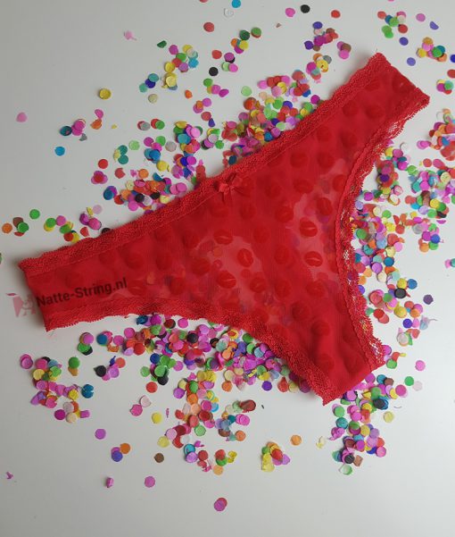 Lekker doorschijnend geil rood stringetje met kuslipjes